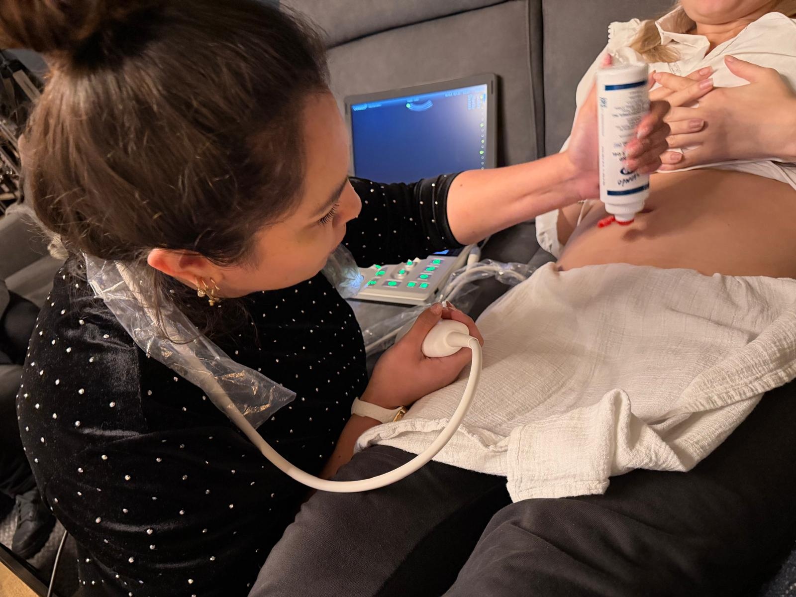 Echo specialist voert vroege echo uit