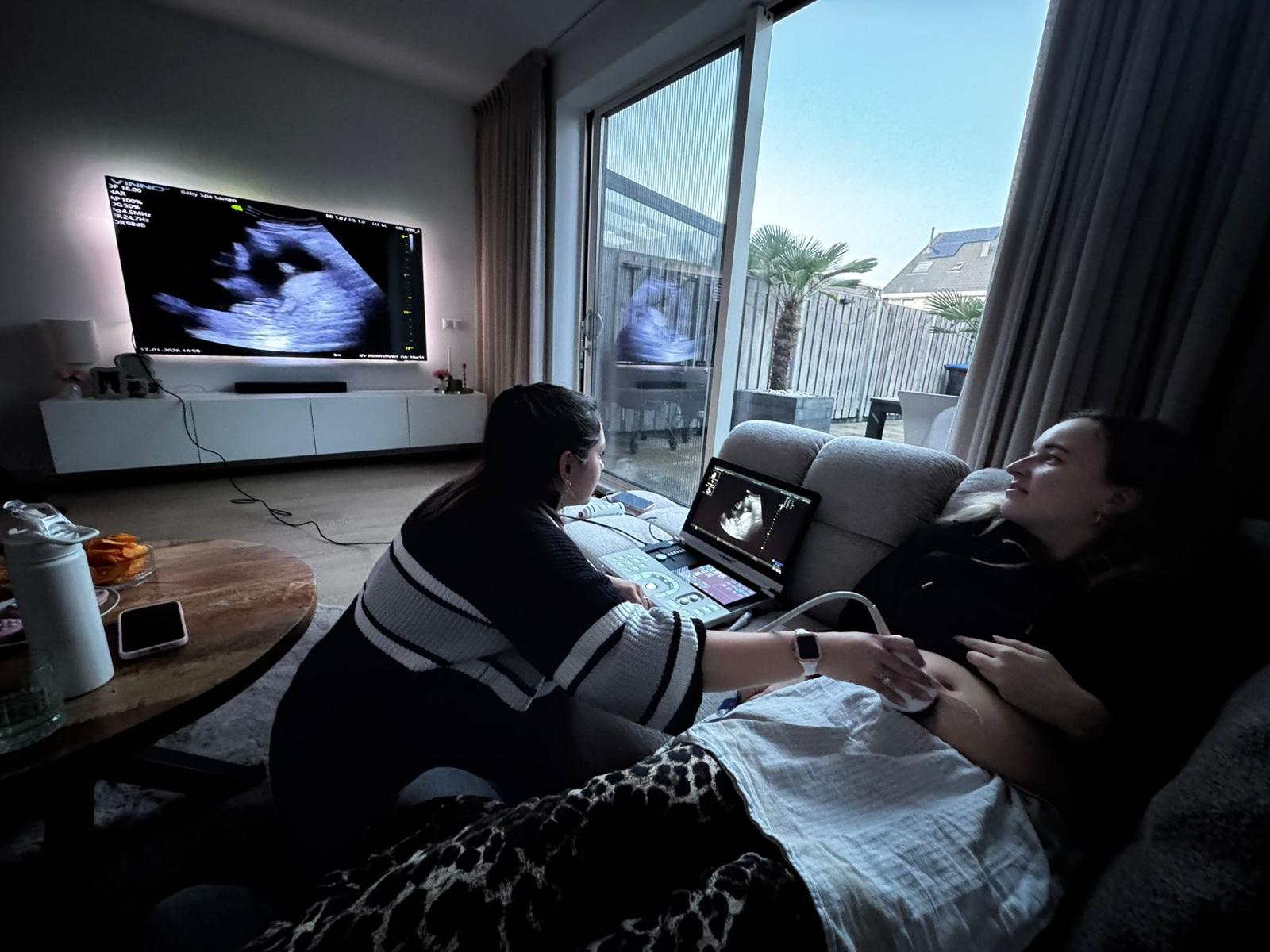 Echo specialist voert pretecho uit bij gezin thuis